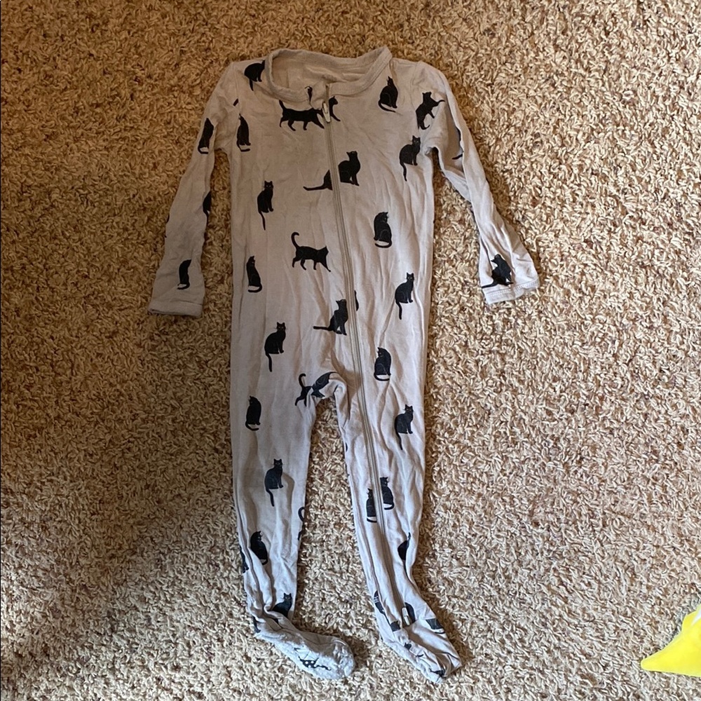 Kyte BABY Gray and Black Footies One Piece